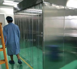 负压称量罩的空气经过两级过滤系统（高效过滤器除去99.99%的颗?！?．3μm以上的所有灰尘）进行自循环，设计符合药厂GMP要求。